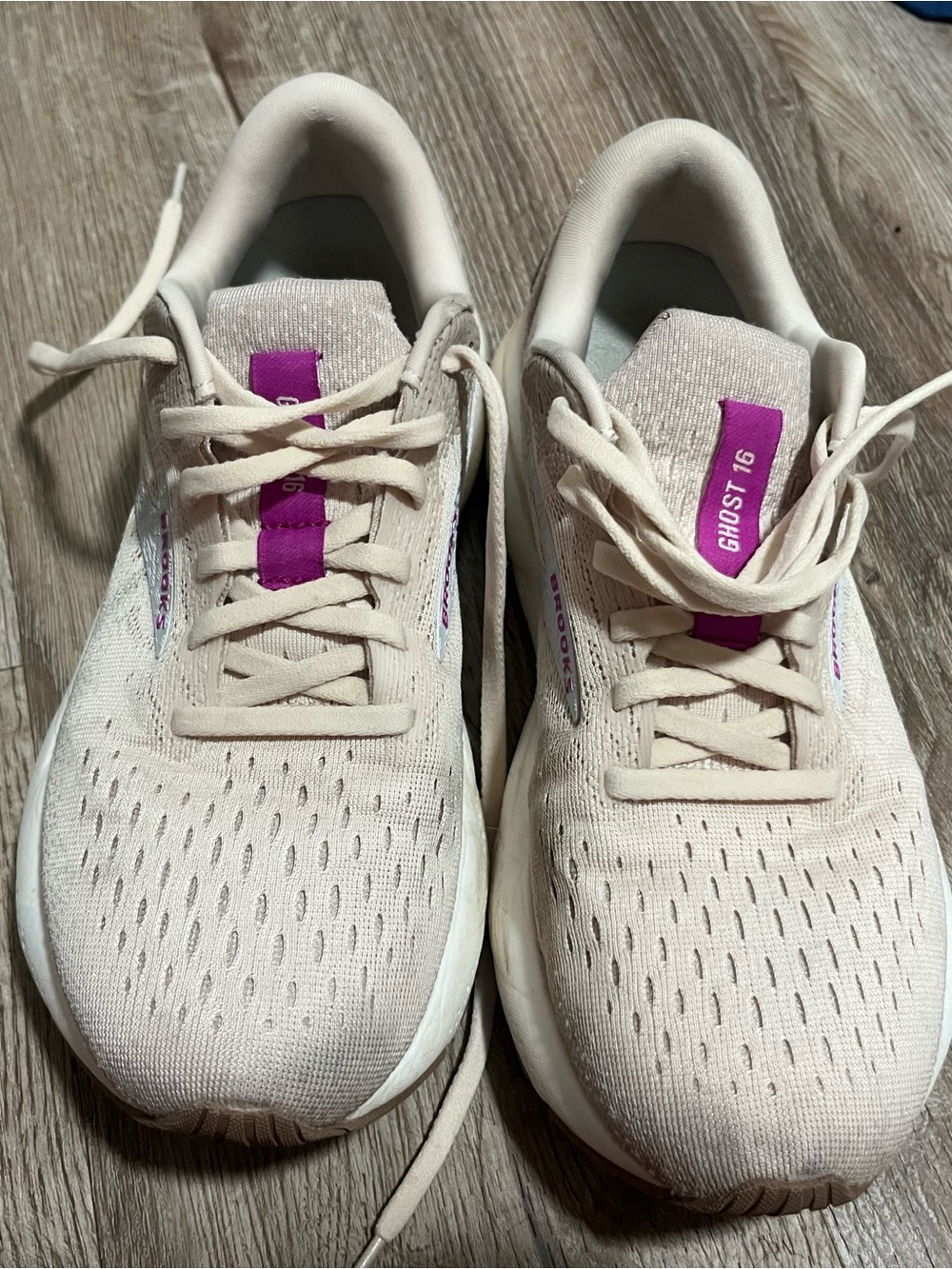 Brooks Ghost 16 Running Shoes - beige/peach with Purple Accents